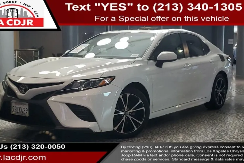 2018 Toyota Camry SE photo 1