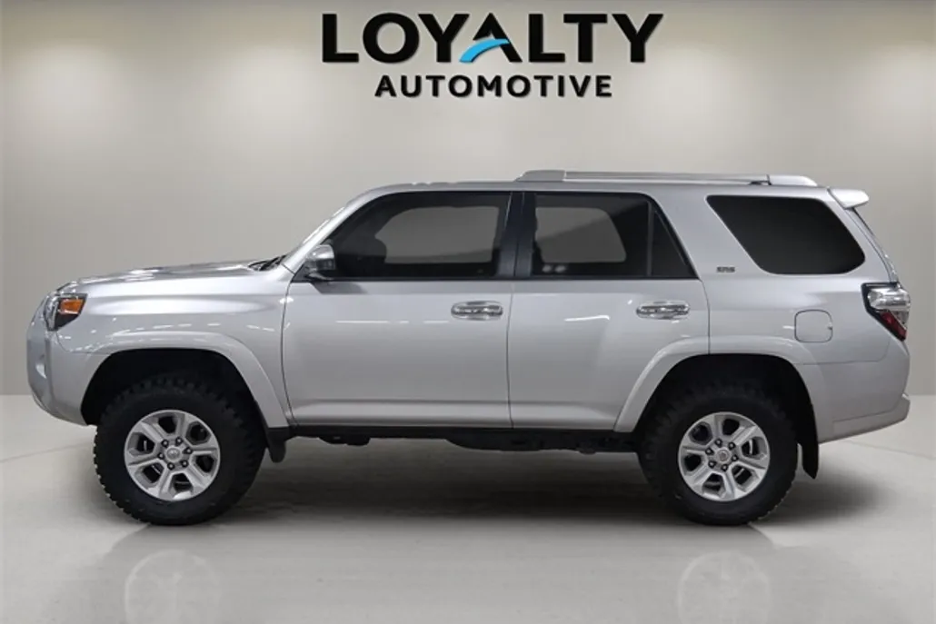 2016 Toyota 4Runner SR5 photo 1
