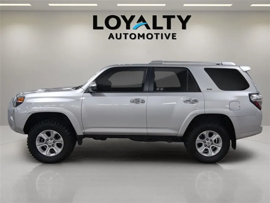 2016 Toyota 4Runner SR5 photo 1