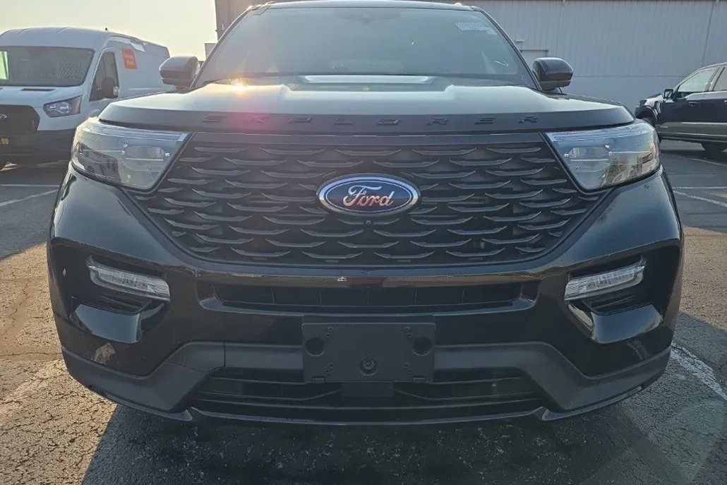 2023 Ford Explorer ST-Line photo 1