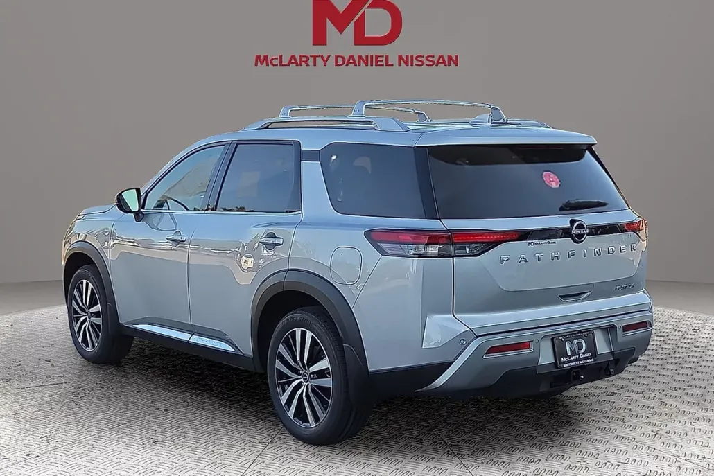 2025 Nissan Pathfinder Platinum photo 1