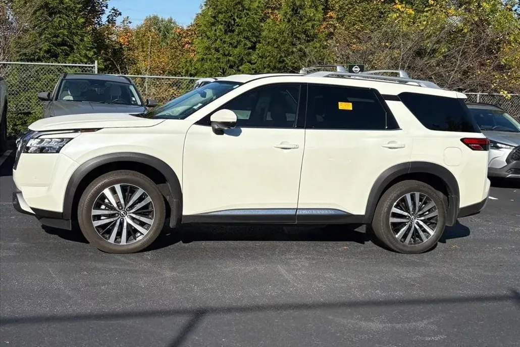 2024 Nissan Pathfinder Platinum photo 1