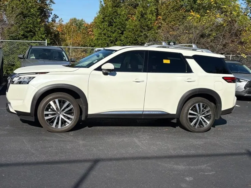 2024 Nissan Pathfinder Platinum photo 1
