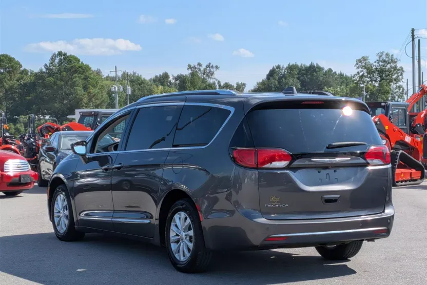 2019 Chrysler Pacifica Touring L photo 1