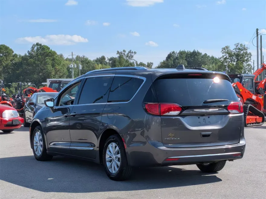 2019 Chrysler Pacifica Touring L photo 1