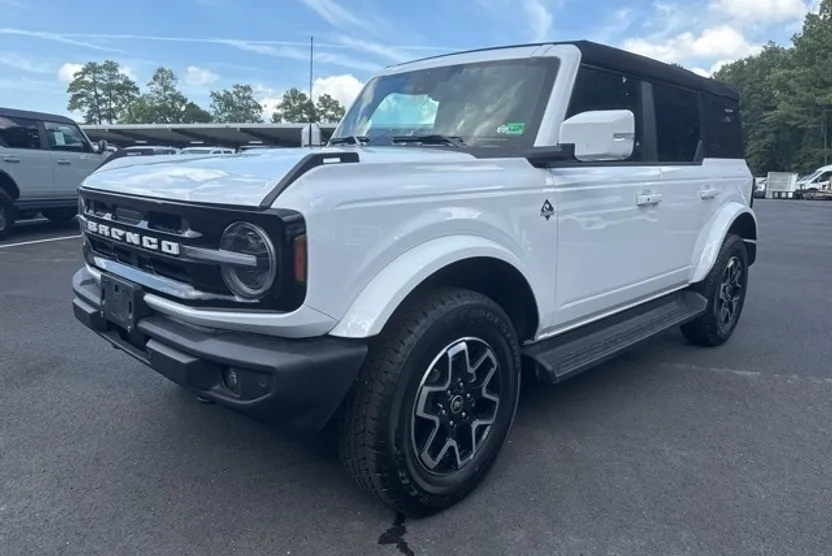 2025 Ford Bronco Outer Banks photo 1