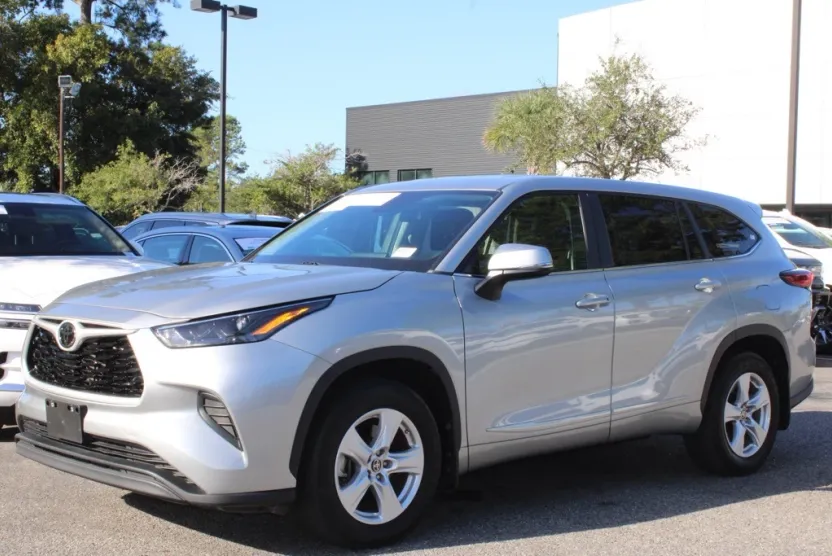 2023 Toyota Highlander L photo 1