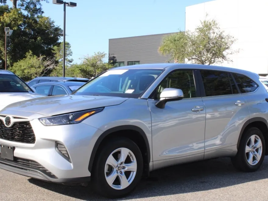 2023 Toyota Highlander L photo 1