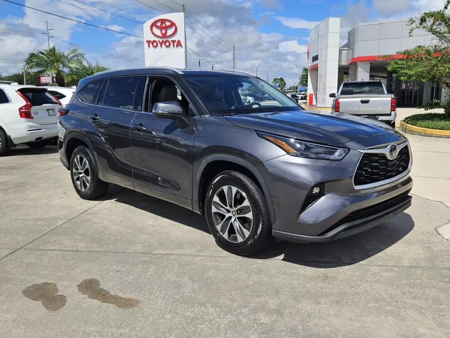 2022 Toyota Highlander XLE photo 1