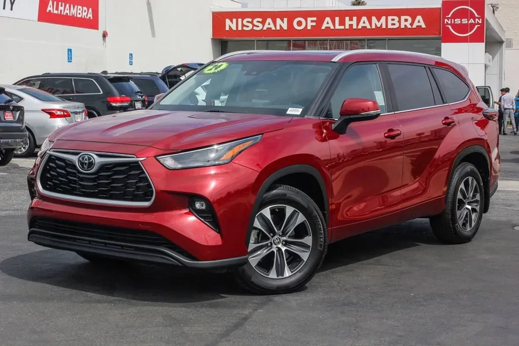 2024 Toyota Highlander XLE photo 1
