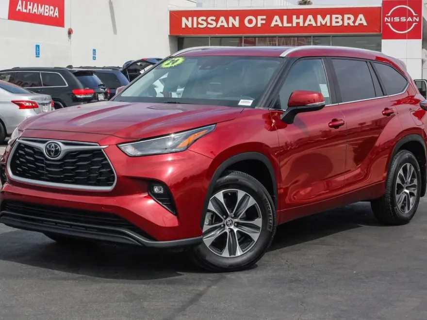 2024 Toyota Highlander XLE photo 1