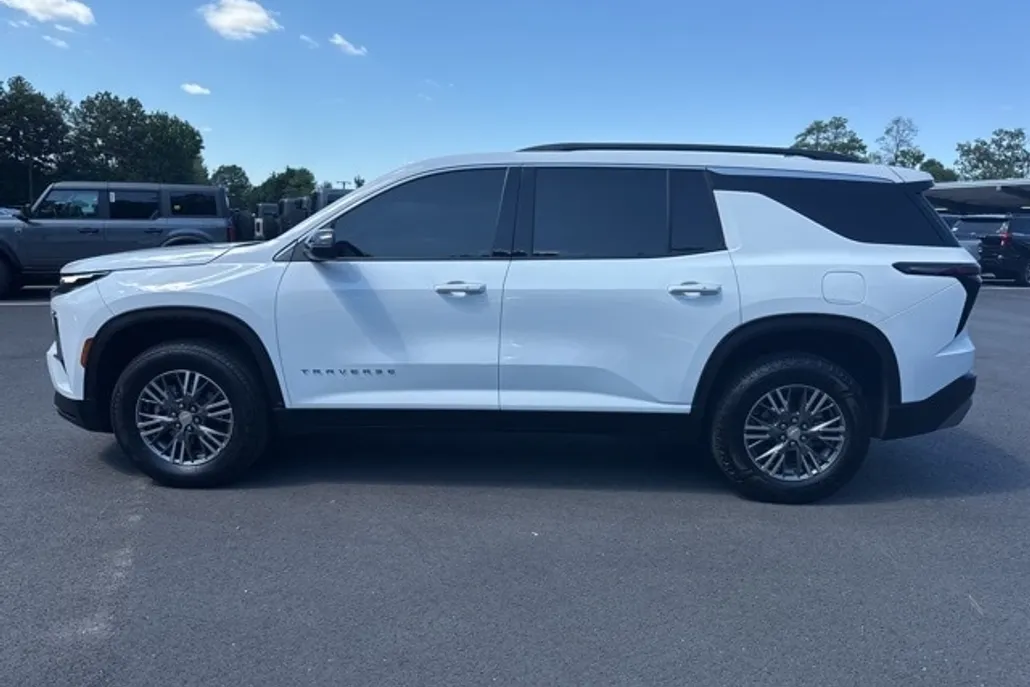 2025 Chevrolet Traverse 2LT photo 1