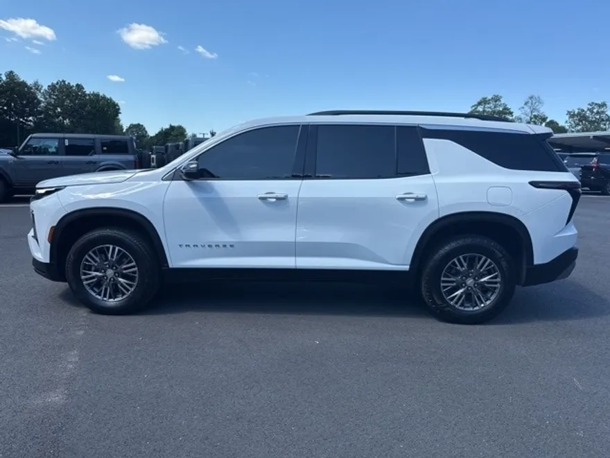 2025 Chevrolet Traverse 2LT photo 1