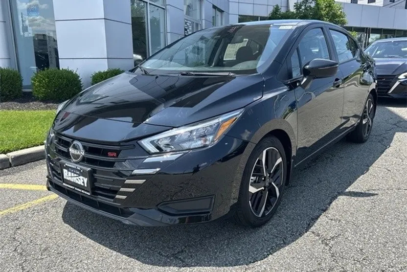 2024 Nissan Versa 1.6 SR photo 1