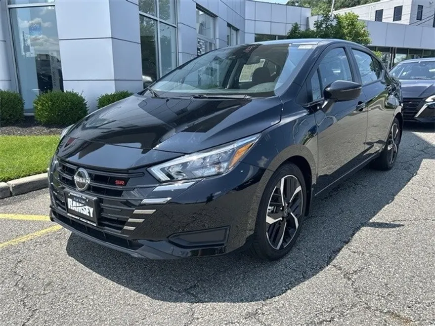 2024 Nissan Versa 1.6 SR photo 1