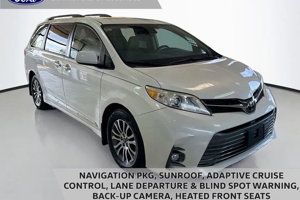 2020 Toyota Sienna XLE photo 1