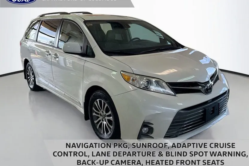2020 Toyota Sienna XLE photo 1