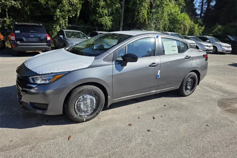 2025 Nissan Versa 1.6 S photo 1