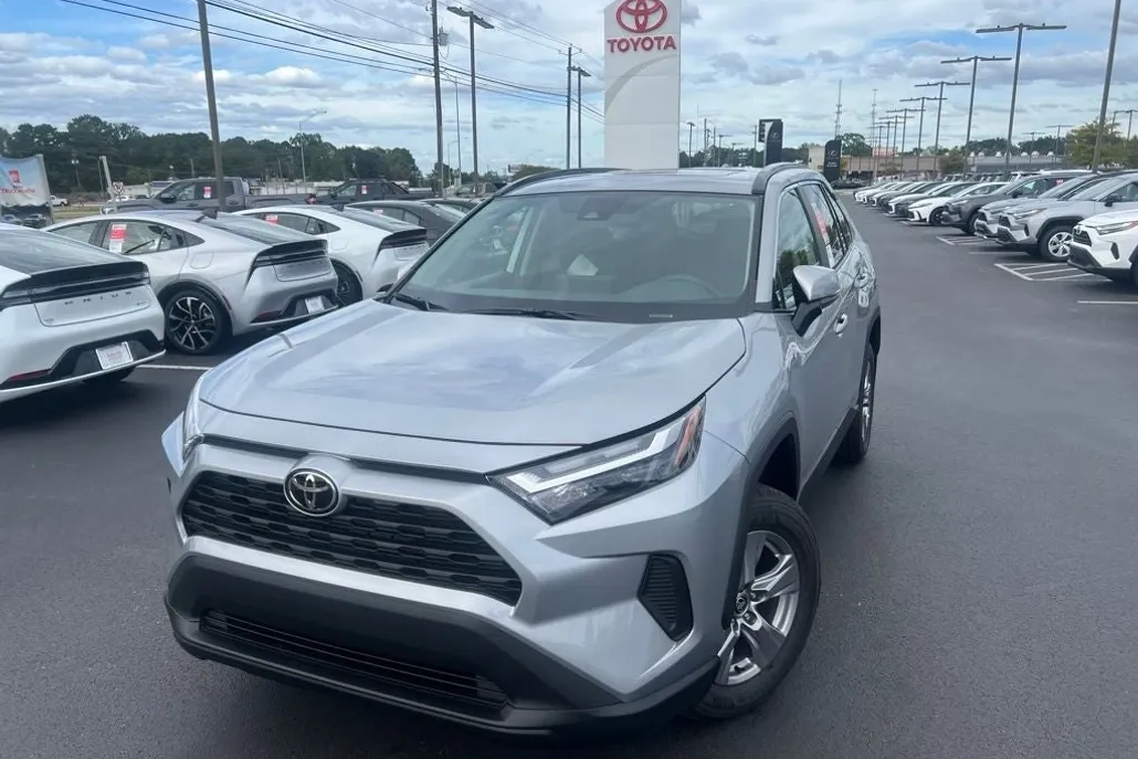 2025 Toyota RAV4 XLE photo 1