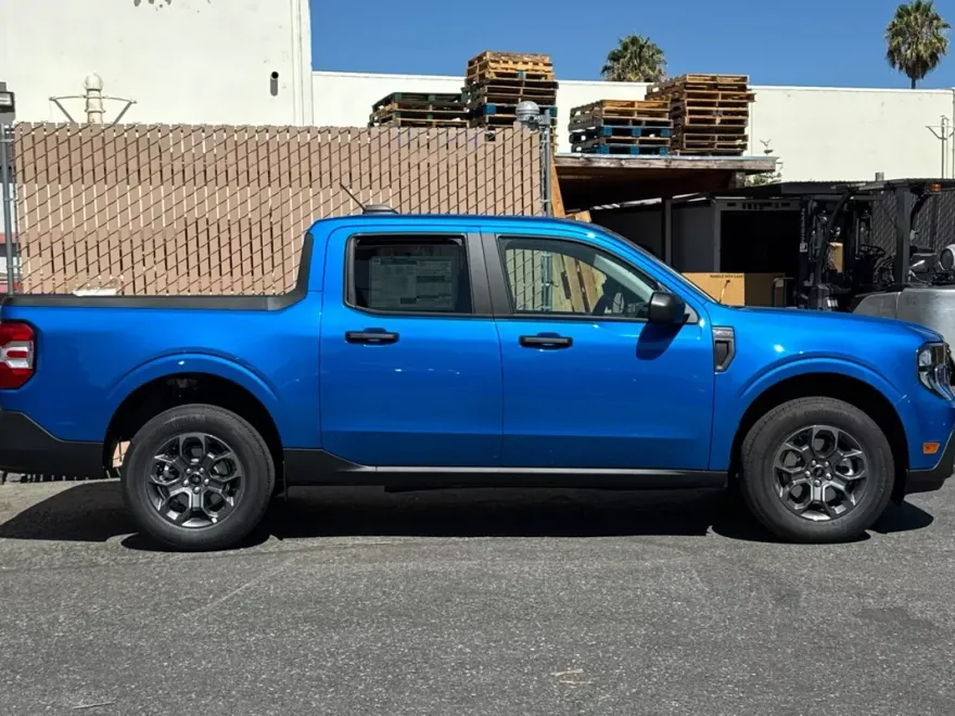 2025 Ford Maverick XLT photo 1