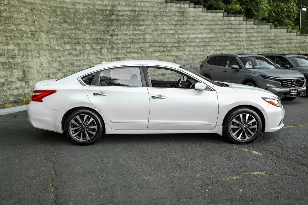 2016 Nissan Altima 2.5 SV photo 1