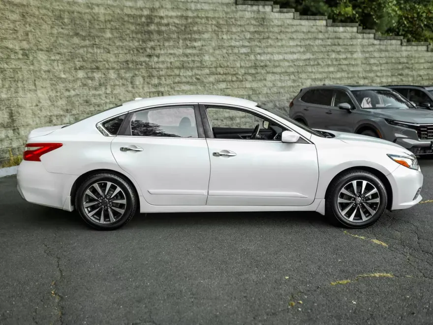 2016 Nissan Altima 2.5 SV photo 1