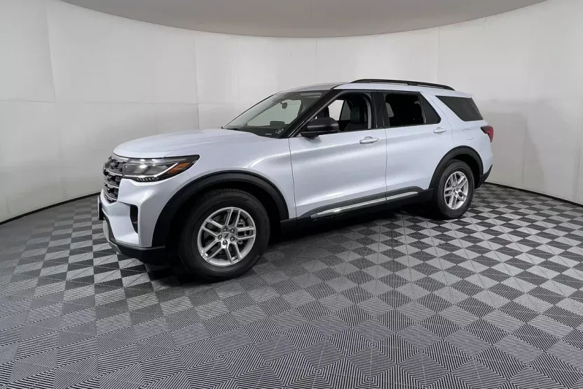 2025 Ford Explorer photo 1