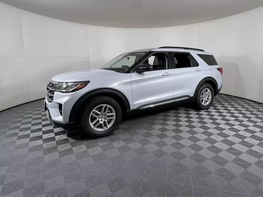 2025 Ford Explorer photo 1
