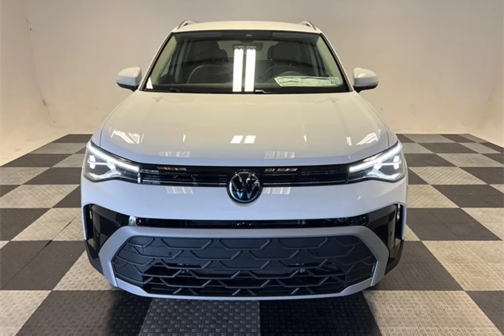 2025 Volkswagen Taos SE photo 1