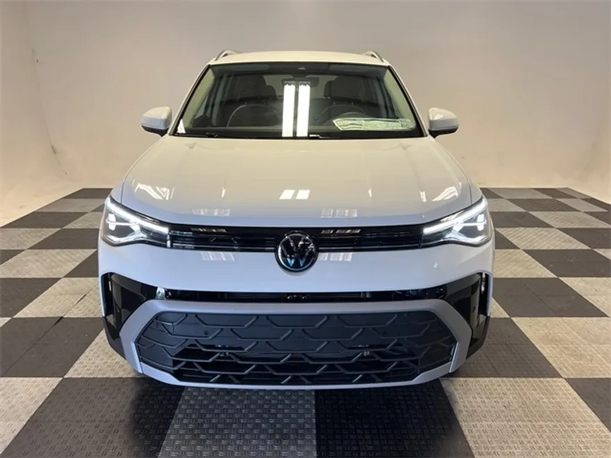 2025 Volkswagen Taos SE photo 1