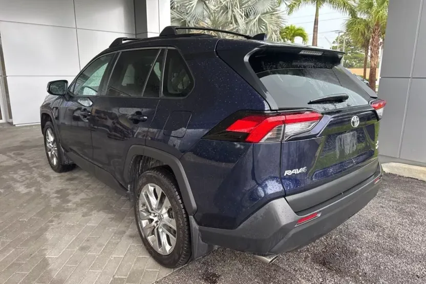 2021 Toyota RAV4 XLE Premium photo 1