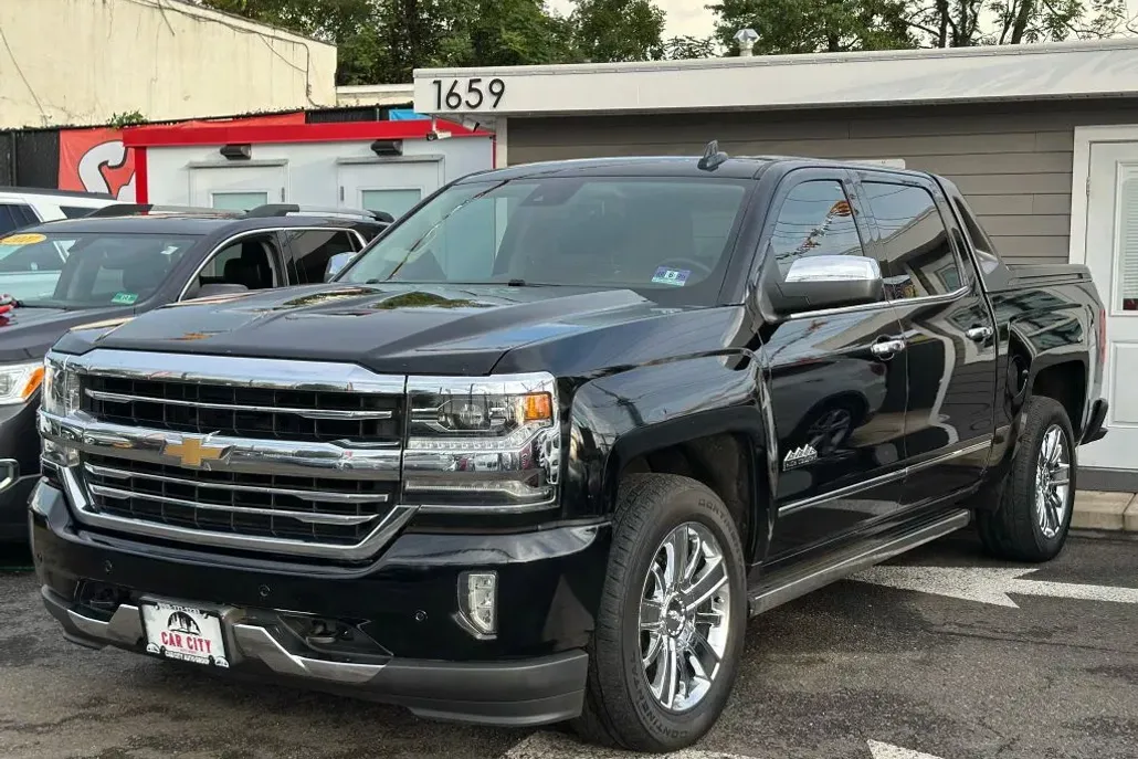 2017 Chevrolet Silverado High Country photo 1