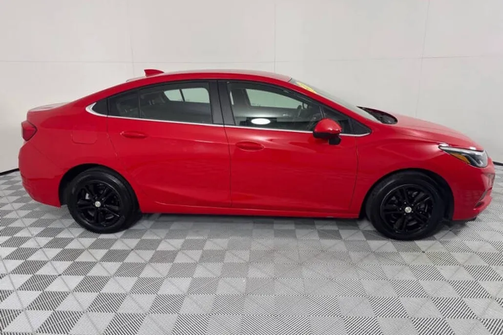 2018 Chevrolet Cruze LT photo 1