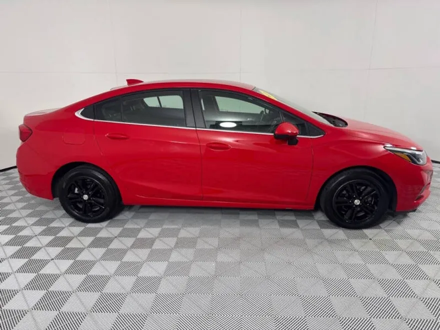 2018 Chevrolet Cruze LT photo 1