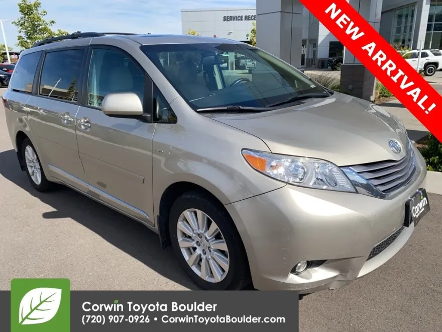 2017 Toyota Sienna XLE photo 1