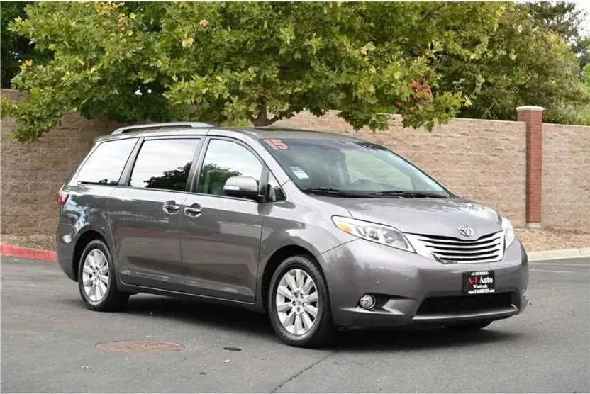 2015 Toyota Sienna Limited photo 1