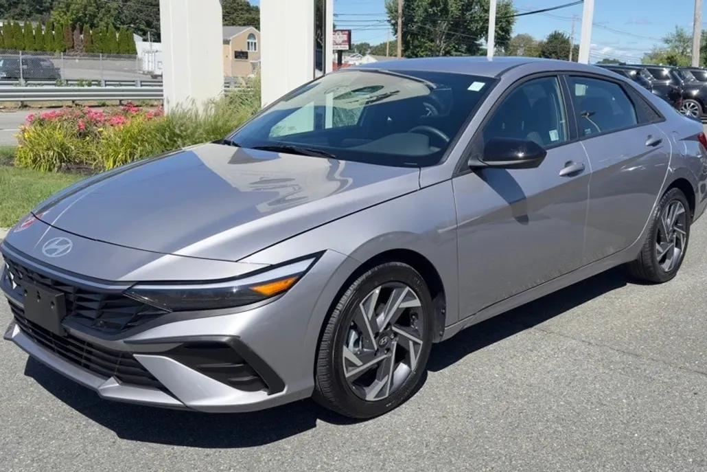 2025 Hyundai Elantra SEL Sport photo 1