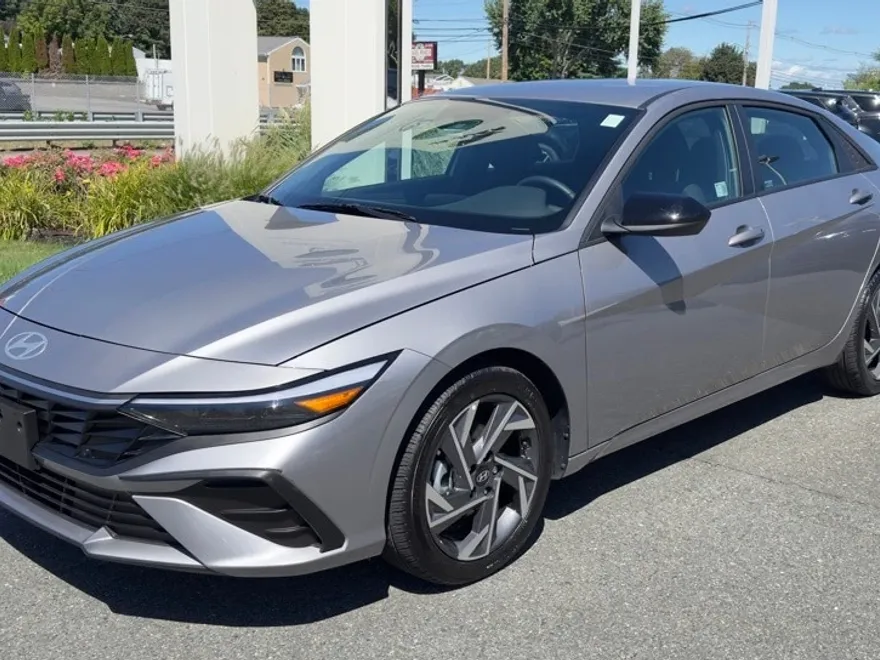 2025 Hyundai Elantra SEL Sport photo 1