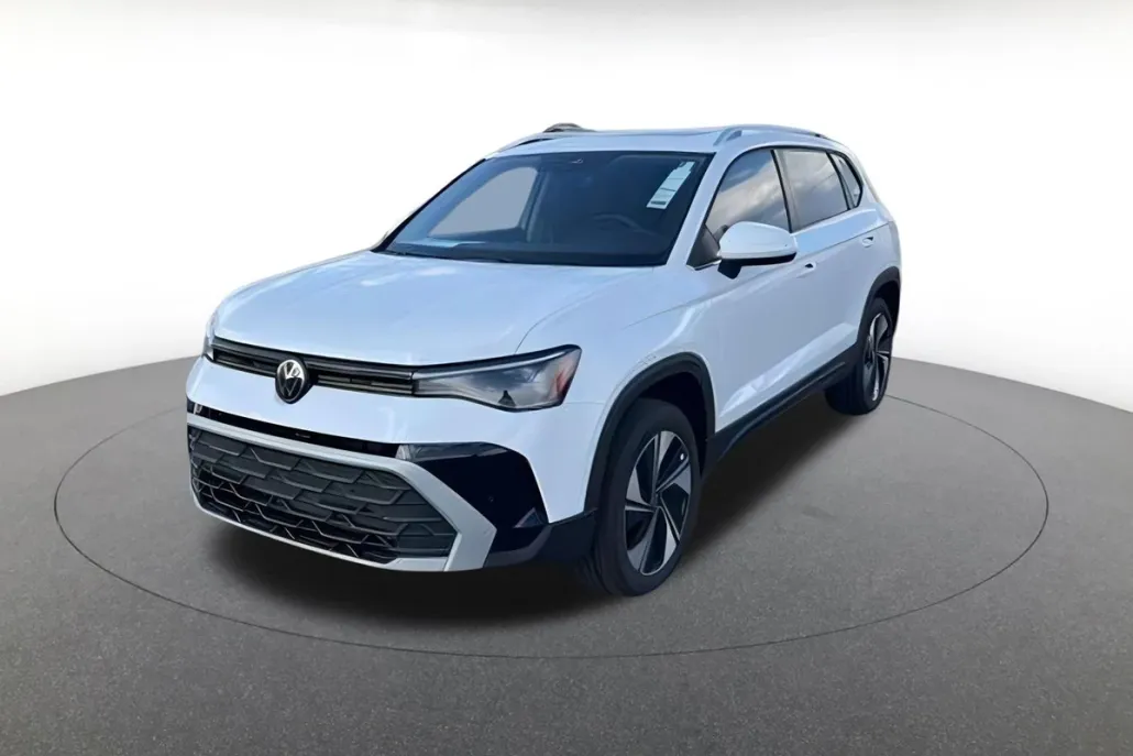 2025 Volkswagen Taos SE photo 1