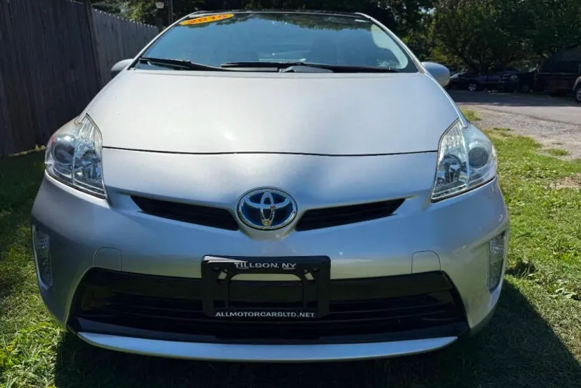 2015 Toyota Prius Four photo 1