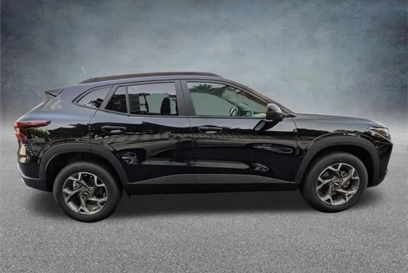 2025 Chevrolet Trax LT photo 1