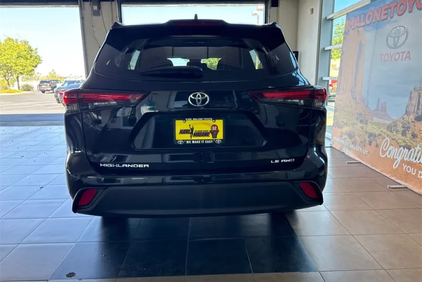 2024 Toyota Highlander LE photo 1