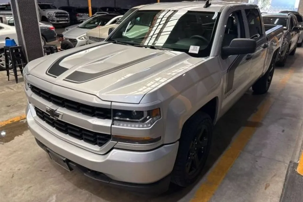 2018 Chevrolet Silverado 1500 Custom photo 1