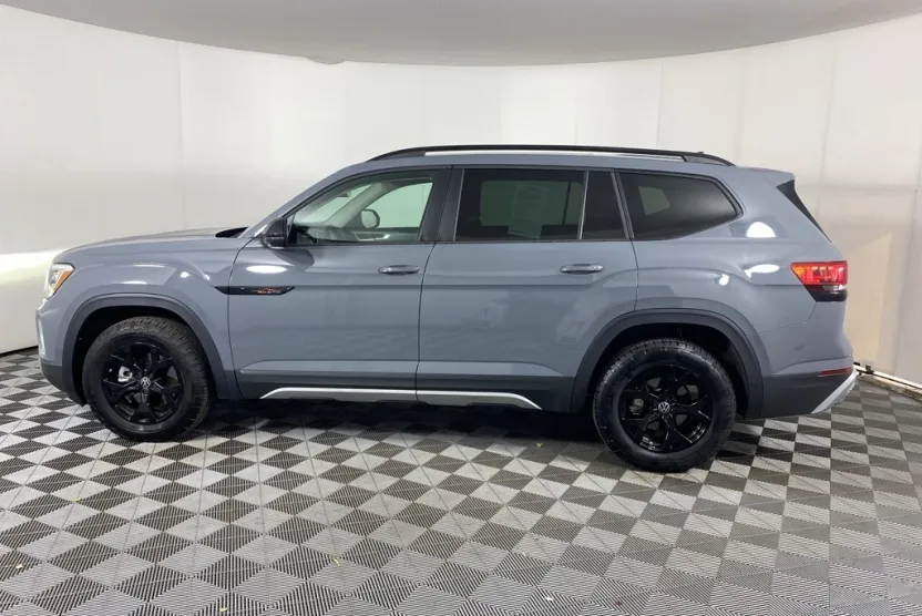 2025 Volkswagen Atlas Peak Edition SE photo 1