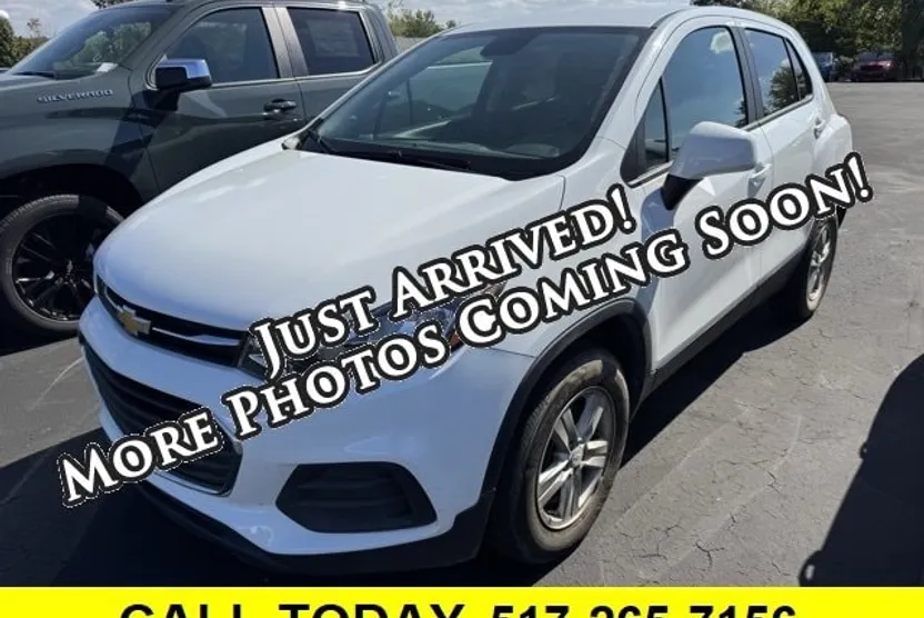 2022 Chevrolet Trax LS photo 1