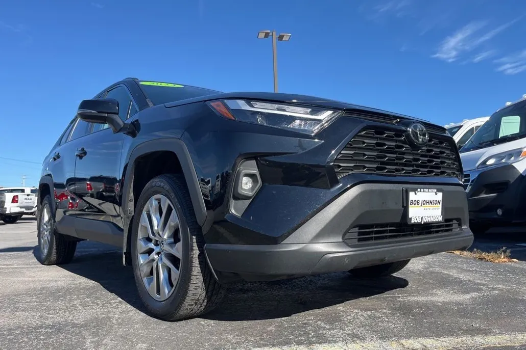 2023 Toyota RAV4 XLE Premium photo 1