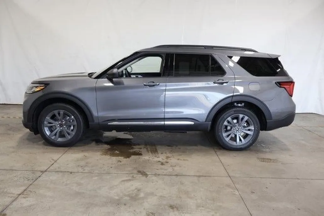 2025 Ford Explorer photo 1