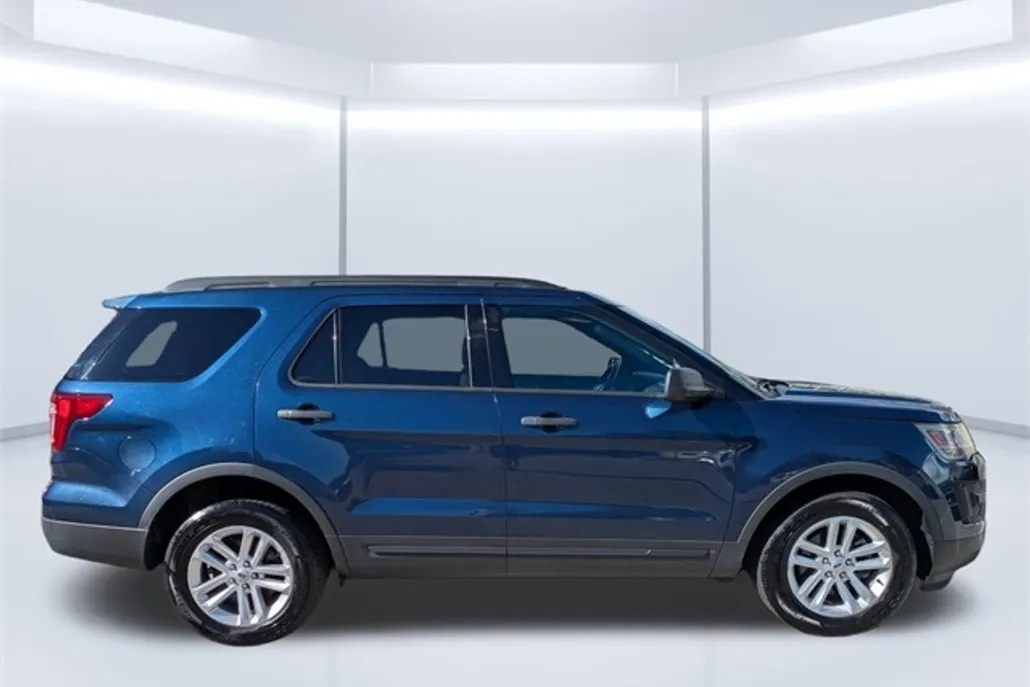 2017 Ford Explorer Base photo 1