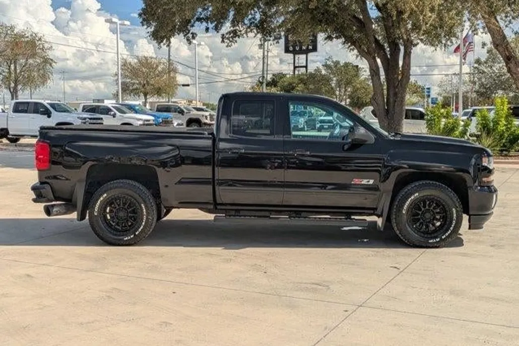 2017 Chevrolet Silverado 1500 LT photo 1