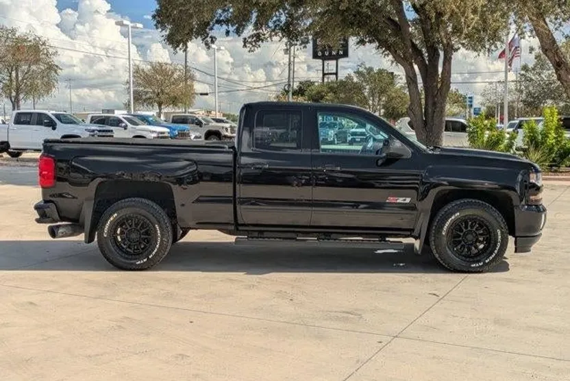 2017 Chevrolet Silverado 1500 LT photo 1